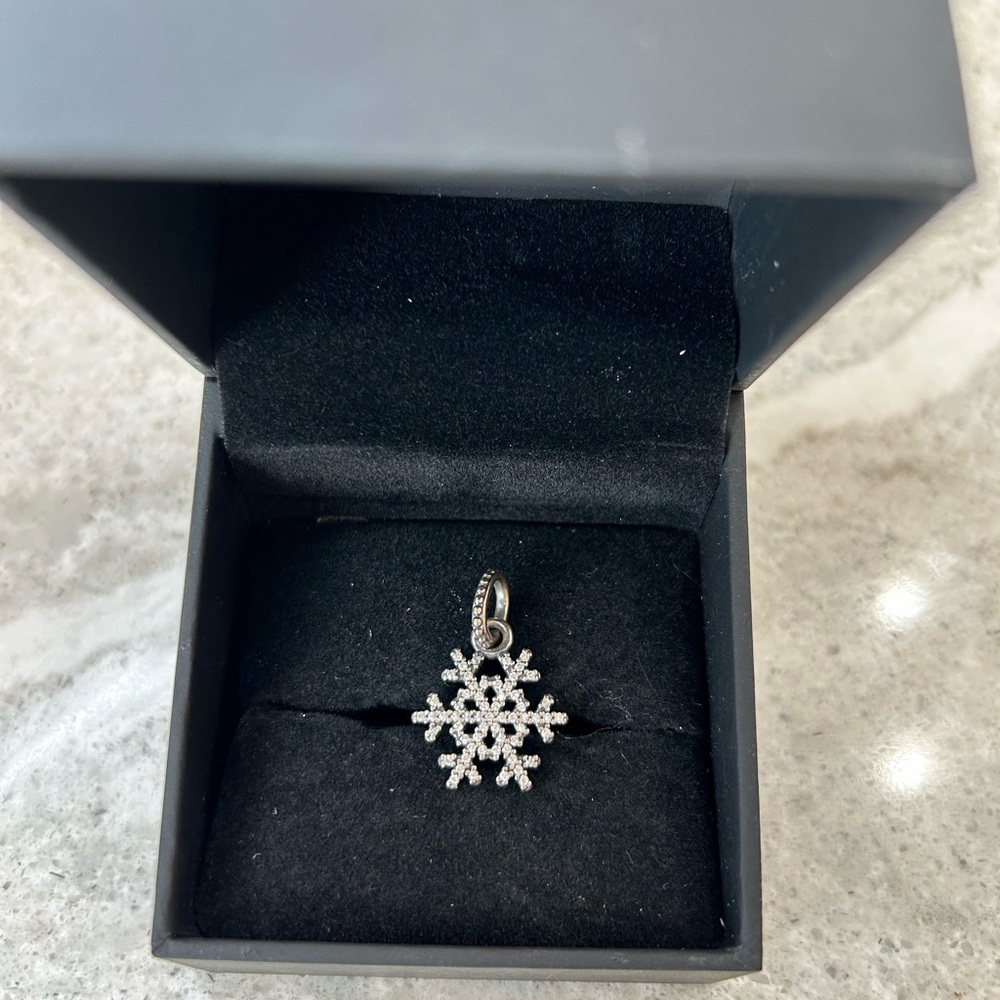 Pandora Winter Kiss Pendant.
